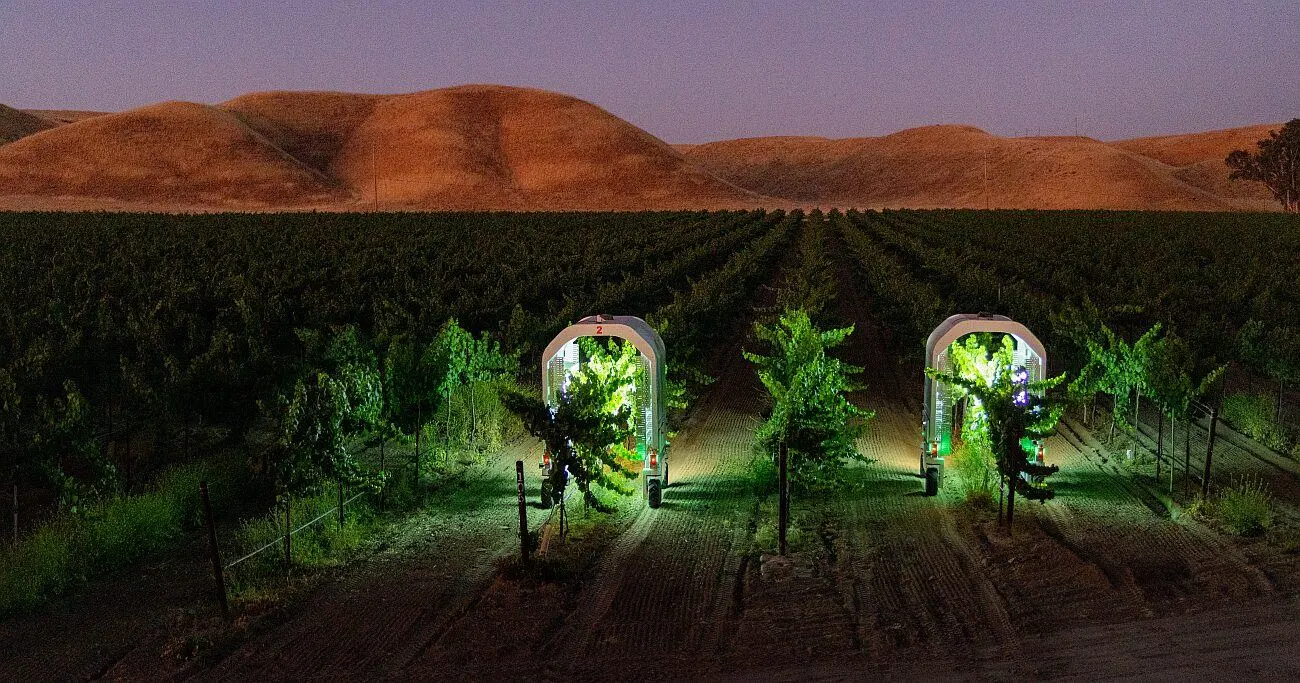 Saga-Robotics-in-the-vineyard-Image-credit-Jason-Henry.jpg